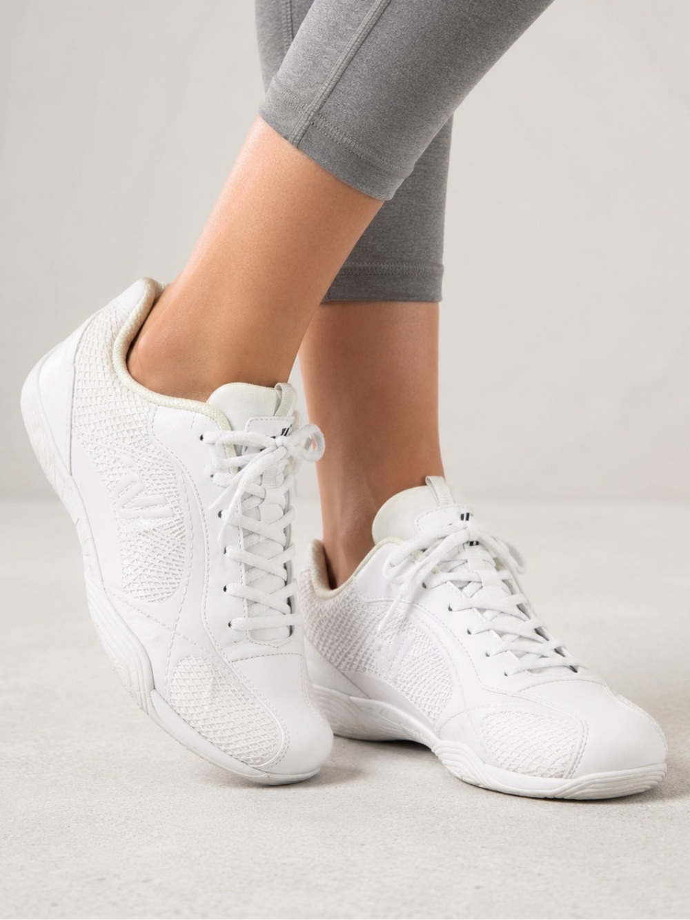 Varsity Women’s Size 10.5 Gridiron Cheerleading Shoes White Cheer Sneakers V20GI